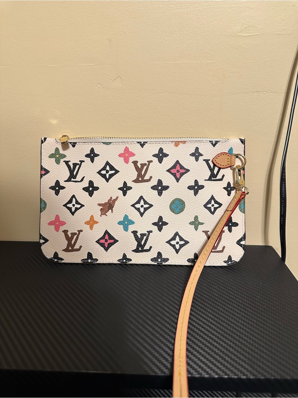 White color full tote - Picture 11 of 13